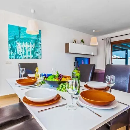 Playa Blanca Sleeps 5 With Pool Air Con&wifi *