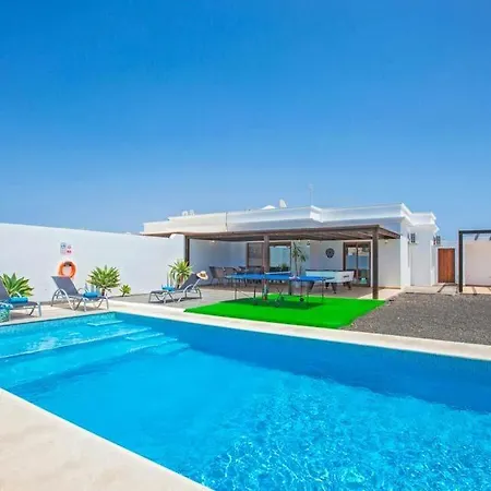 Playa Blanca Sleeps 5 With Pool Air Con&wifi *