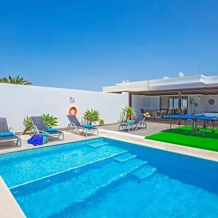 Playa Blanca Sleeps 5 With Pool Air Con And Wifi