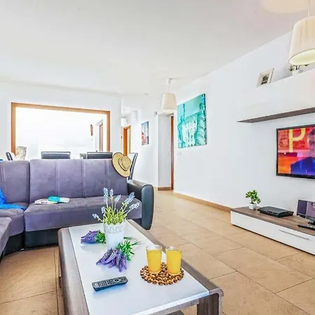 Playa Blanca Sleeps 5 With Pool Air Con And Wifi *