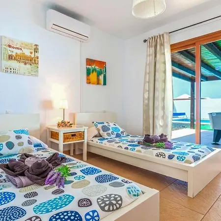 빌라 Playa Blanca Sleeps 5 With Pool Air Con And Wifi
